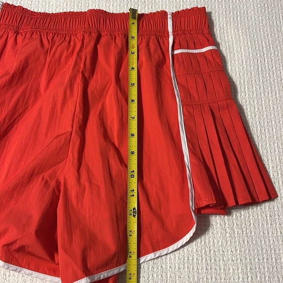Yogalicious Radiant Courtside Chic Short pleated side hibiscus red size Medium - Picture 6 of 9
